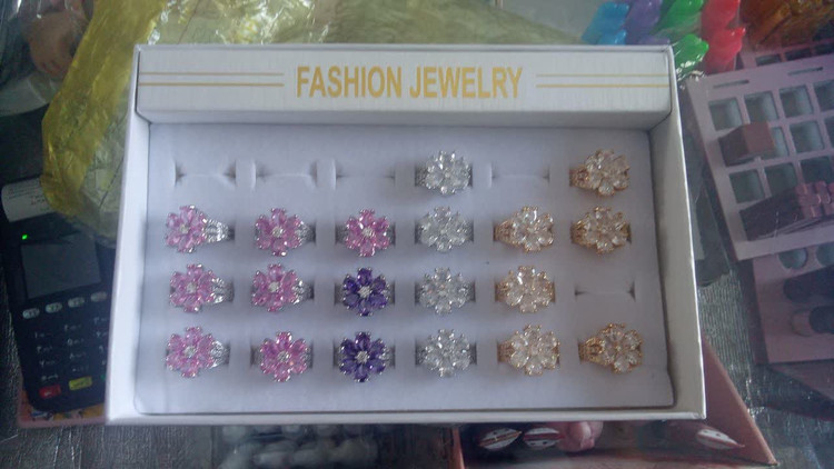ست انگشتر زنانه مدل گل درخشان با سنگ کرستال (نقرهای و طلایی) - جعبهدار